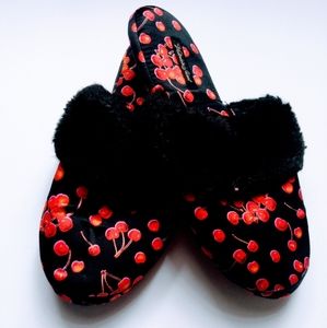 🍒💣 Victoria’s Secret Cherry slippers M